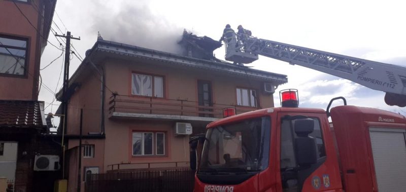 FOTO: Panică la Roman, incendiu la o casă cu etaj