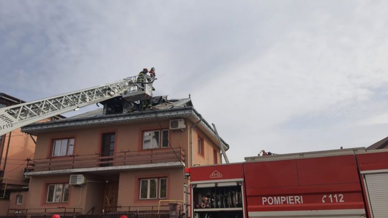 FOTO: Panică la Roman, incendiu la o casă cu etaj, ZCH NEWS - sursa ta de informații