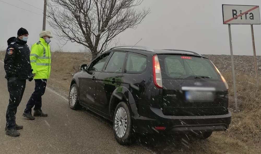 Jandarmii veghează carantina din Bîra: cei care nu sunt localnici au voie să tranziteze comuna