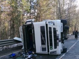 Un TIR încărcat cu ață s-a răsturnat, circulație blocată la Pipirig