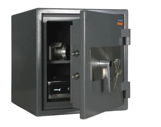 Un individ arestat la domiciliu a convins o femeie să fure 11.000 de lei dintr-un seif