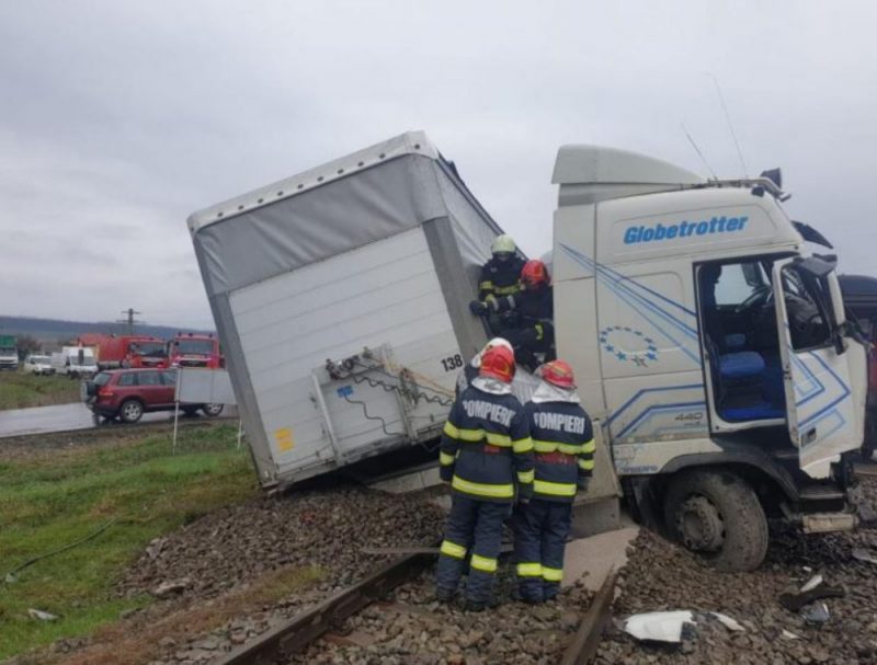 FOTO: TIR lovit de două trenuri
