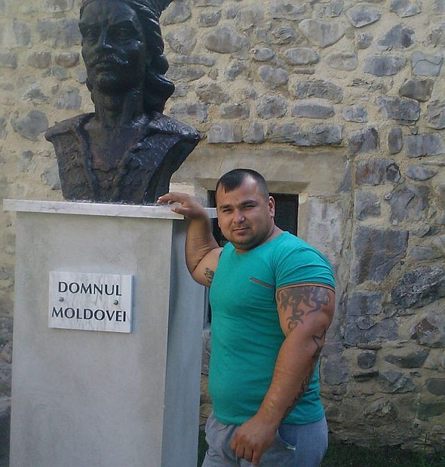 Update: Bulă de Târgu Neamț recidivează: a bătut o fată de 16 ani, în stradă, apoi și-a dat pantalonii jos
