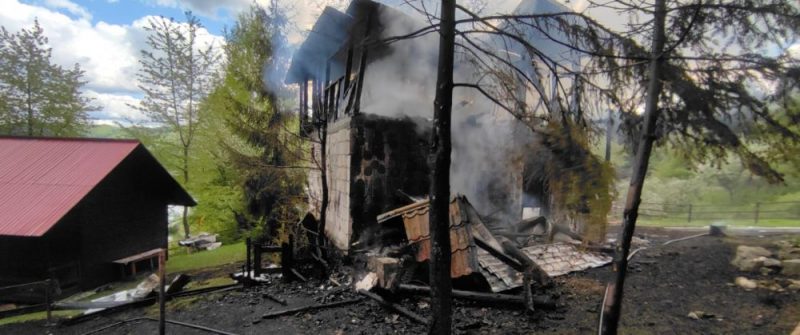 FOTO: O casă de vacanță și o cabană s-au făcut scrum, la Izvoru Alb, pădurea în pericol, ZCH NEWS - sursa ta de informații