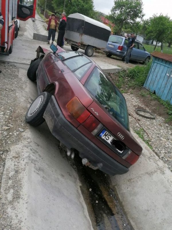 FOTO: Un șofer foarte băut a ajuns cu mașina în șanț, rănit și el și pasagera, ZCH NEWS - sursa ta de informații