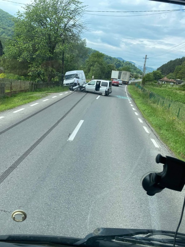 Știre actualizată. Accident cu 5 răniți în satul Bradu, comuna Grințieș