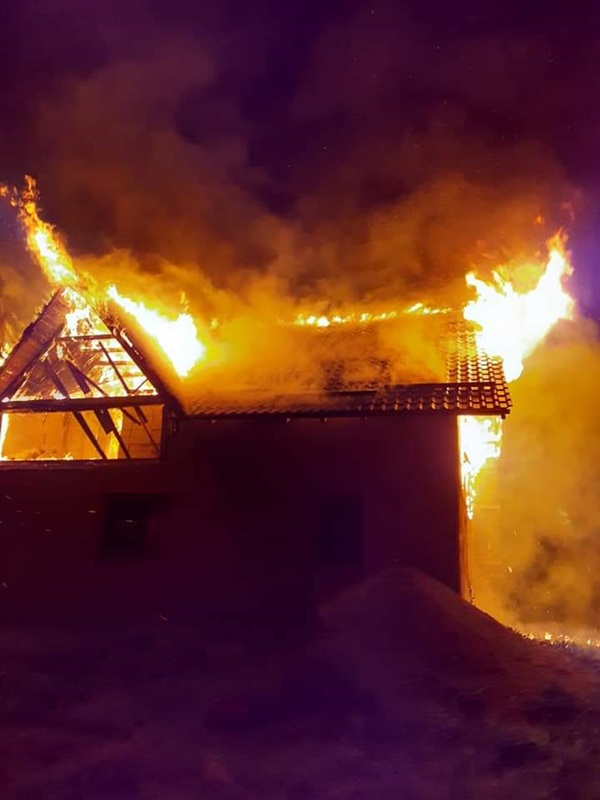 Casă incendiată intenţionat la Bodeştii de Jos