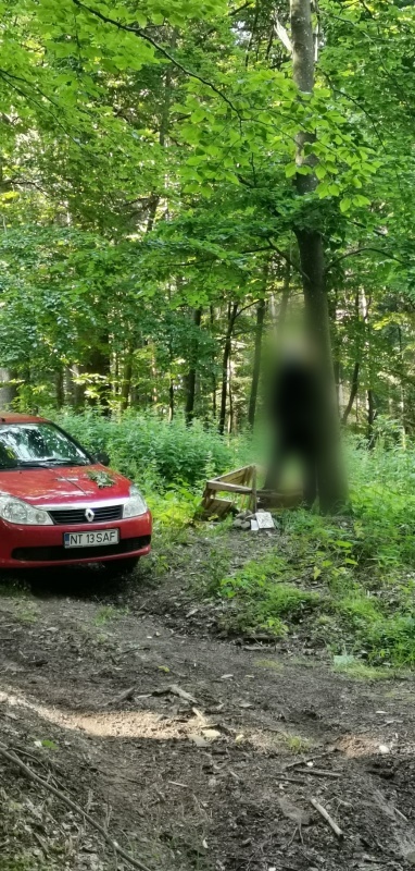 Bărbat găsit spânzurat în pădure