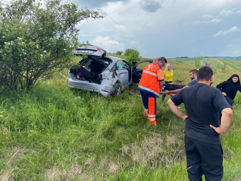 VIDEO/FOTO: Accident la Oglinzi, o măicuță a rămas blocată în mașină, ZCH NEWS - sursa ta de informații