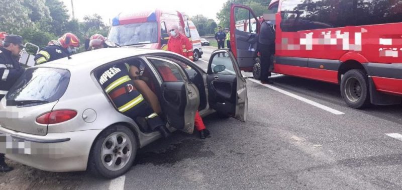 FOTO: Trei femei și un copil de 12 ani răniți după ce un autoturism s-a izbit de un microbuz cu 4 călători, ZCH NEWS - sursa ta de informații