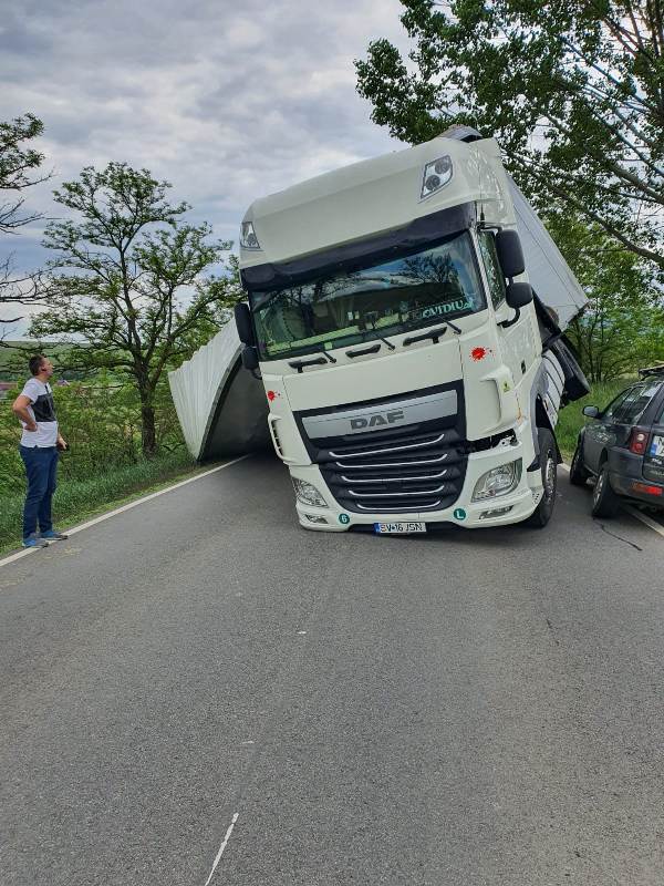 FOTO: Acum – Accident cu un TIR la Oglinzi, ZCH NEWS - sursa ta de informații