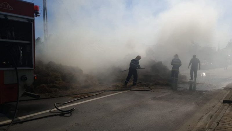 FOTO: Incendiu la un camion încărcat cu fân