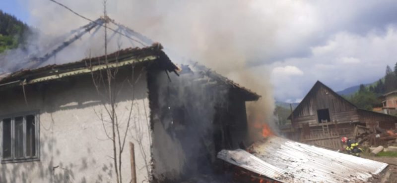 Grințieș: Femeie cu arsuri, scoasă de vecini din casa în flăcări, transferată cu elicopterul SMURD la Iași, ZCH NEWS - sursa ta de informații
