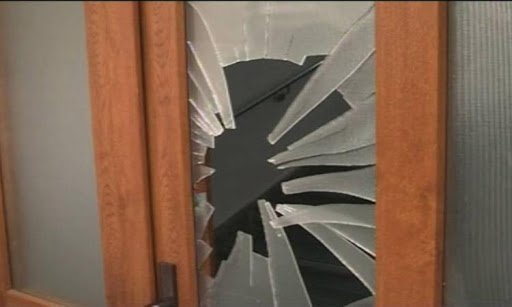 Şoc pentru o familie din Borleşti: toate ferestrele casei sparte cu pietre