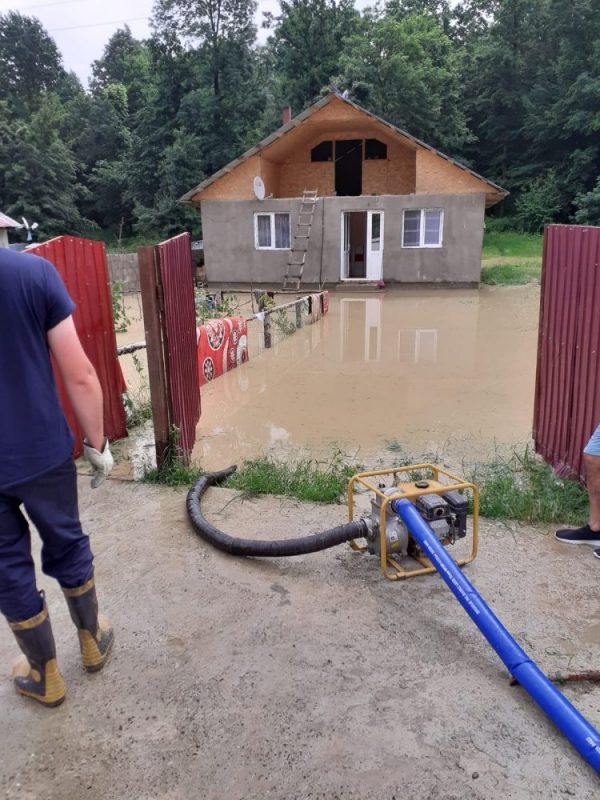 Alte două gospodării inundate, la Oniceni, intervenție ISU la Tarcău