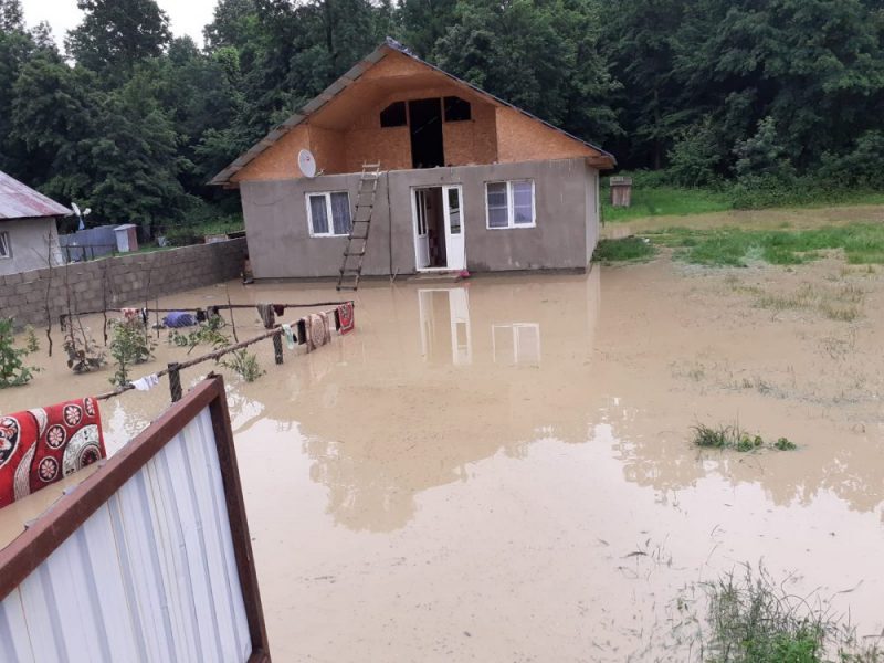 Alte două gospodării inundate, la Oniceni, intervenție ISU la Tarcău, ZCH NEWS - sursa ta de informații