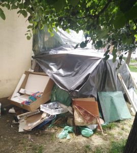 Un om al străzii şi-a încropit adăpost lângă un bloc din Dărmăneşti, ZCH NEWS - sursa ta de informații
