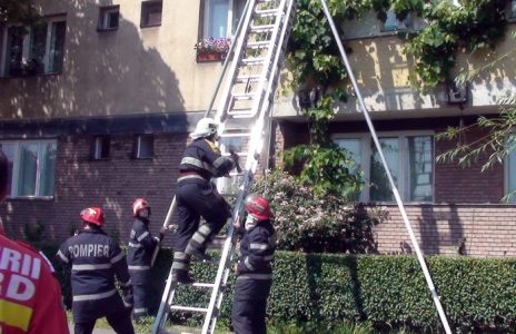 Pompierii au intrat pe geam pentru a-i acorda îngrijiri unei bătrâne, ZCH NEWS - sursa ta de informații