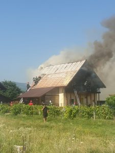 Casă cuprinsă de flăcări de la un scurt circuit în Dumbrava Roșie, ZCH NEWS - sursa ta de informații