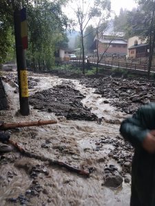 Radiografia oficială a furtunii de ieri: drumuri blocate, curţi inundate, podeţe rupte, copii blocaţi la Duruitoarea, localităţi fără curent, ZCH NEWS - sursa ta de informații