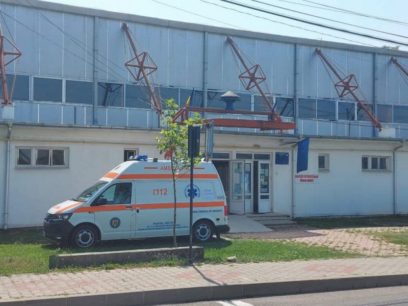 Bărbat luat de ambulanță de la centrul de vaccinare din Târgu Neamț, ZCH NEWS - sursa ta de informații
