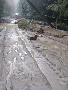 Radiografia oficială a furtunii de ieri: drumuri blocate, curţi inundate, podeţe rupte, copii blocaţi la Duruitoarea, localităţi fără curent, ZCH NEWS - sursa ta de informații