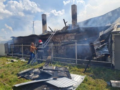 Două persoane au suferit arsuri și o casă a ars la Podoleni, ZCH NEWS - sursa ta de informații