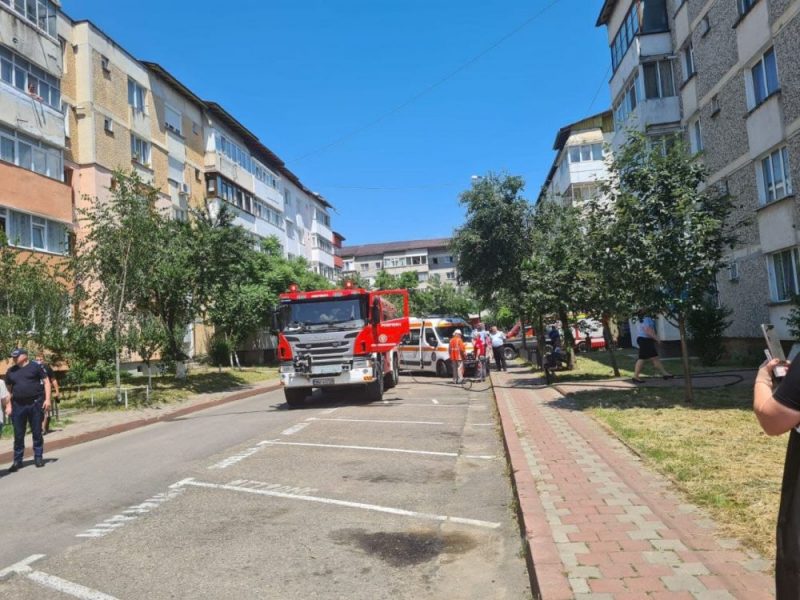 VIDEO/FOTO: Un bărbat a suferit arsuri, surprins în apartamentul în flăcări