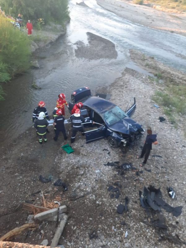FOTO: Trei tineri răniți după ce șoferul beat a plonjat cu mașina în râul Cracău, ZCH NEWS - sursa ta de informații