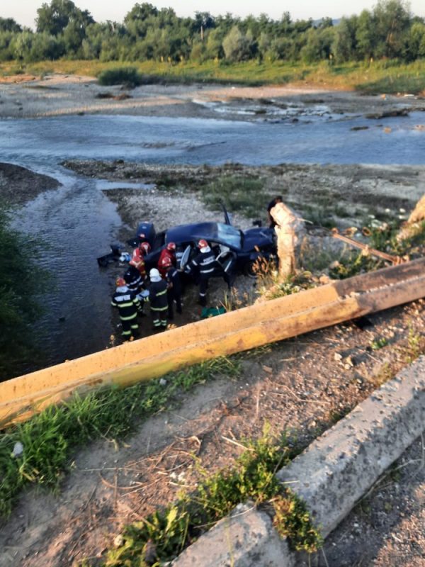 FOTO: Trei tineri răniți după ce șoferul beat a plonjat cu mașina în râul Cracău, ZCH NEWS - sursa ta de informații
