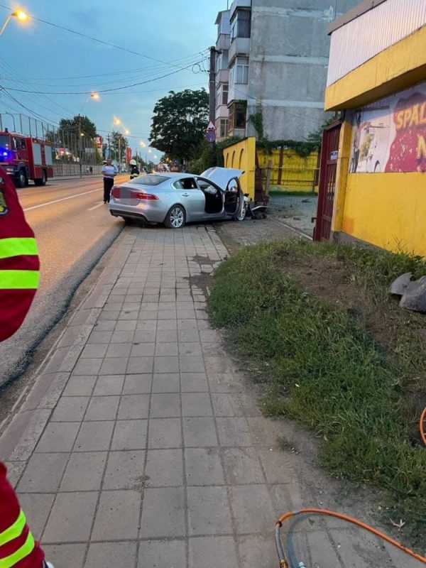 Trei victime după coliziunea a două mașini, țeavă de gaz avariată, ZCH NEWS - sursa ta de informații
