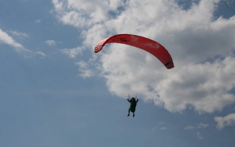 FOTO: Un bărbat este în comă, după ce s-a prăbușit cu parapanta