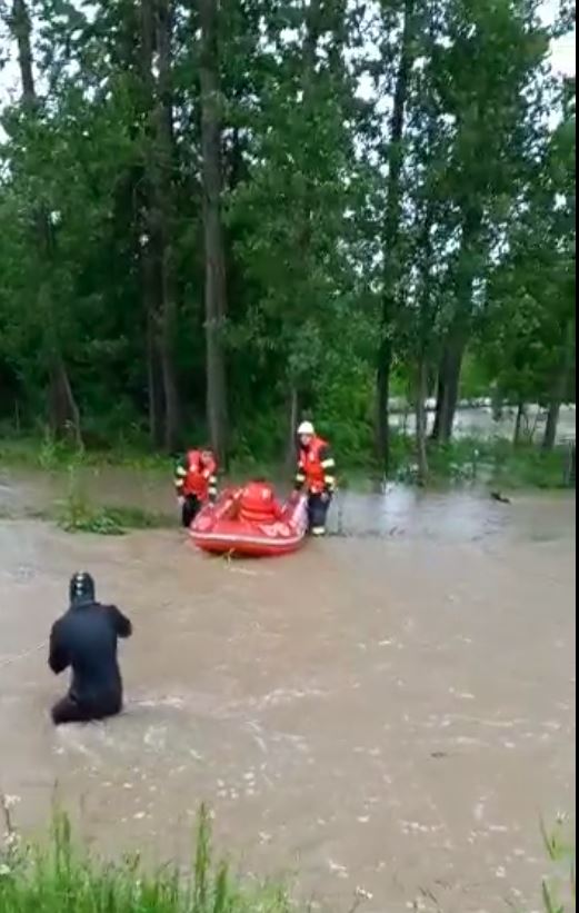 Femeie de 73 de ani evacuată după o misiune de salvare a celor de la ISU Neamț