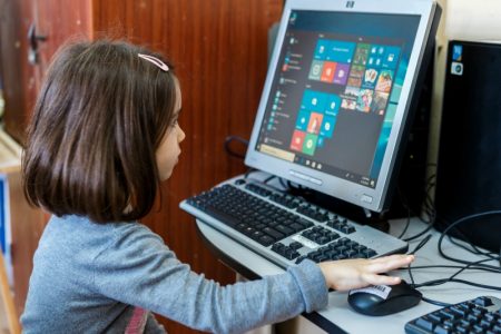 „Ateliere fără frontiere” a donat calculatoare la două școli din zona Moldovei, ZCH NEWS - sursa ta de informații