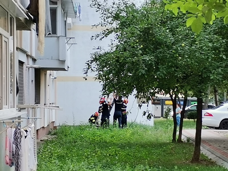 Video. Foto. Acțiune de salvare a unei femei blocate pe acoperișul de pe balcon, ZCH NEWS - sursa ta de informații