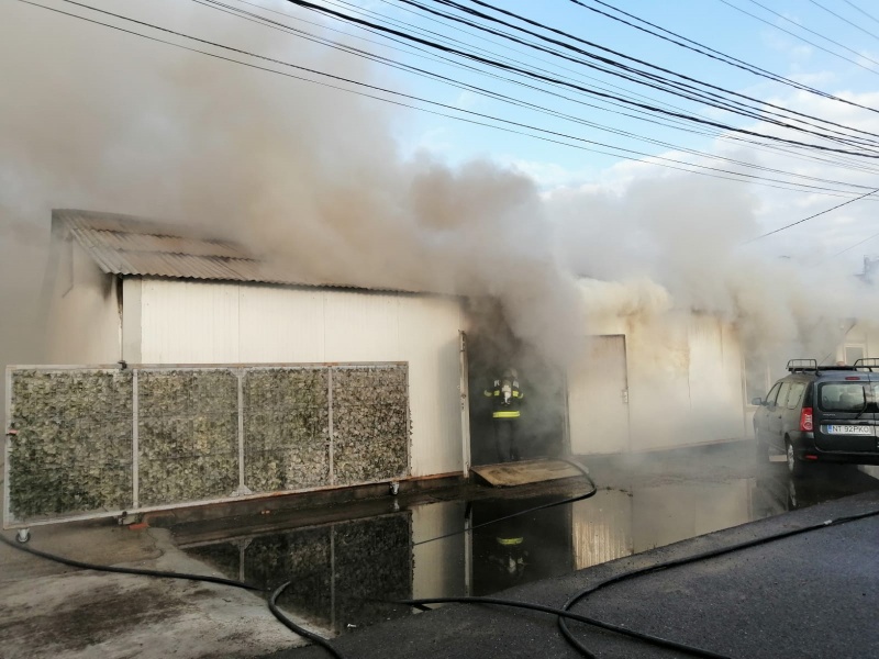 Foto. Incendiu la o hală de depozitare din Roman, ZCH NEWS - sursa ta de informații