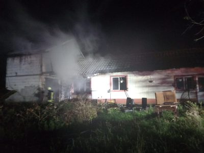 Foto. Casă cuprinsă de flăcări în Berchişeşti, Suceava, ZCH NEWS - sursa ta de informații