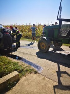 Două persoane rănite după ce mașina lor a lovit un tractor, ZCH NEWS - sursa ta de informații