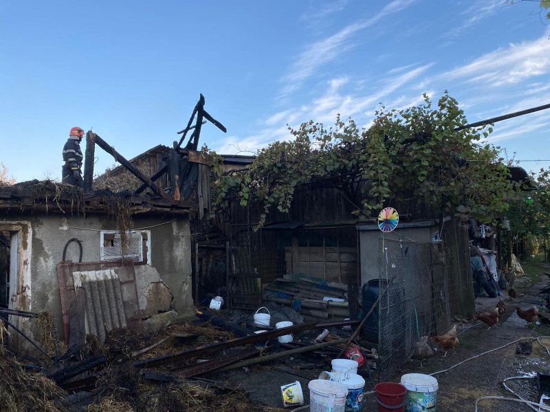 Galerie foto. Incendiu devastator la două case și un adăpost de animale, ZCH NEWS - sursa ta de informații