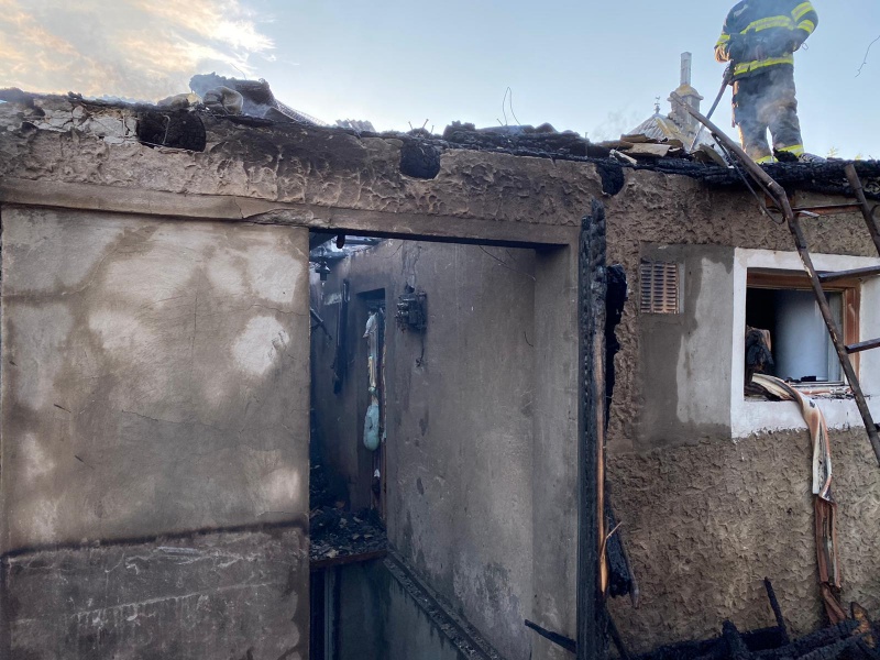 Galerie foto. Incendiu devastator la două case și un adăpost de animale, ZCH NEWS - sursa ta de informații