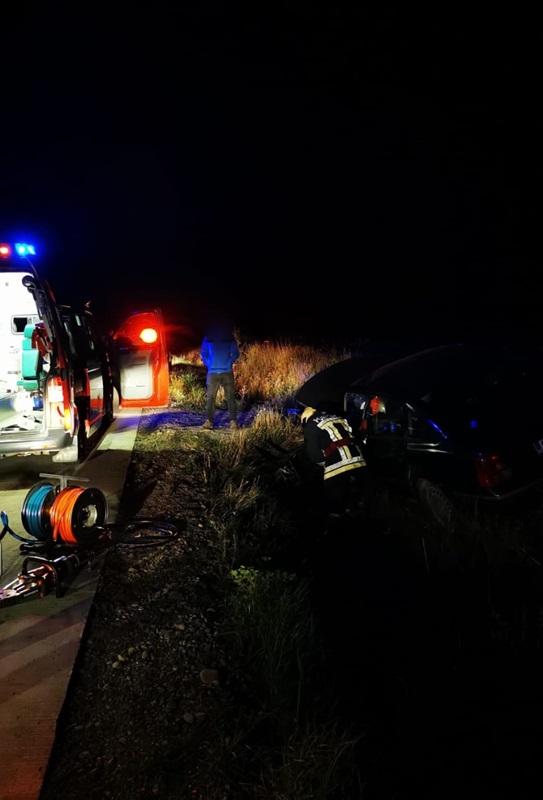 Foto. Un autoturism a lovit un cap de pod, șoferul a rămas încarcerat, ZCH NEWS - sursa ta de informații