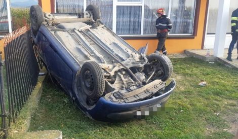 Autoturism răsturnat pe strada Izvoare, după o coliziune, ZCH NEWS - sursa ta de informații