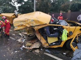 Galerie Foto. Accident grav. Autoutilitară distrusă după o coliziune cu un TIR
