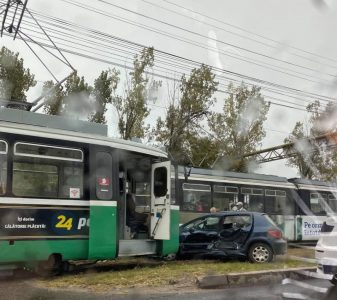 Un șofer de 80 de ani a intrat cu mașina într-un tramvai, ZCH NEWS - sursa ta de informații