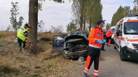 Foto. O mașină plină cu liceeni s-a izbit într-un copac; șase victime în spital, ZCH NEWS - sursa ta de informații