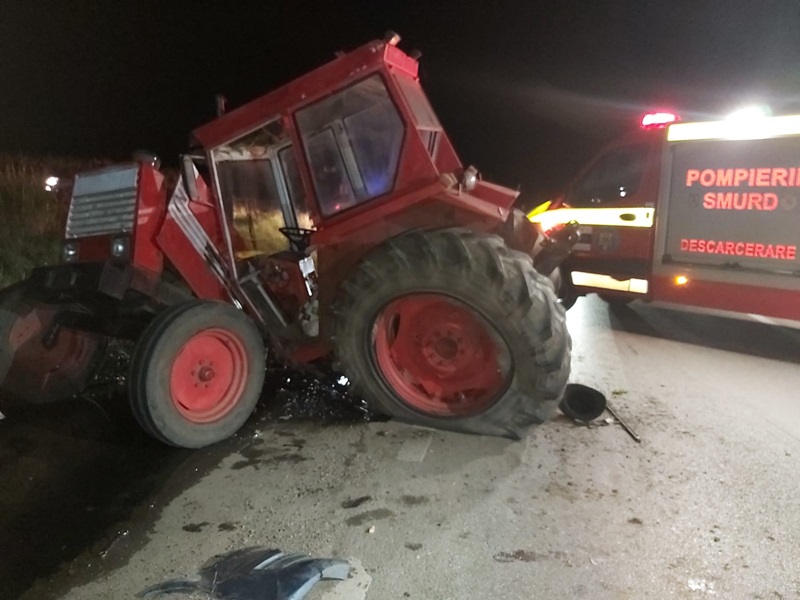 Video. Foto. O Dacie a intrat într-un tractor staţionat aiurea pe şosea, ZCH NEWS - sursa ta de informații