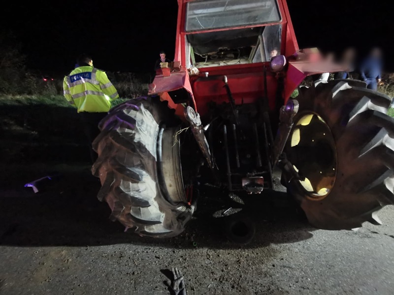 Video. Foto. O Dacie a intrat într-un tractor staţionat aiurea pe şosea, ZCH NEWS - sursa ta de informații