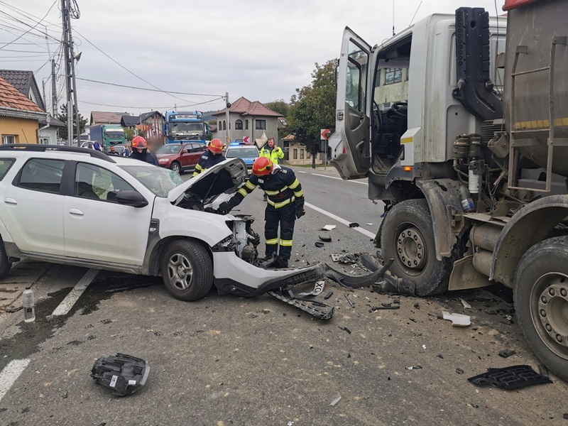 Galerie foto. Coliziune între o Dacia Duster şi un camion DAF, o victimă în spital, ZCH NEWS - sursa ta de informații