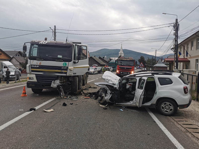 Galerie foto. Coliziune între o Dacia Duster şi un camion DAF, o victimă în spital, ZCH NEWS - sursa ta de informații