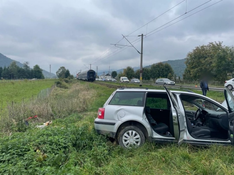 Foto. Două persoane au ajuns la spital după ce mașina lor a fost lovită de un tren, ZCH NEWS - sursa ta de informații